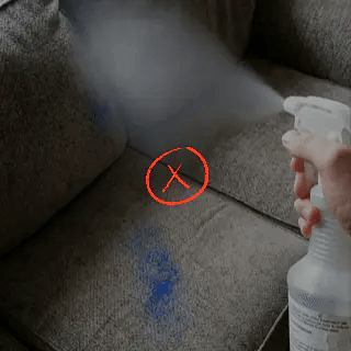 Appareil Kervania PetMizer utilisé pour rafraîchir un divan et aider à neutraliser les odeurs d’animaux